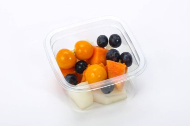 Kutuda dilimlenmiş tropikal meyve karışımı atıştırmalığı