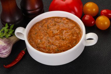 Meşhur İspanyol soğuk domates çorbası.