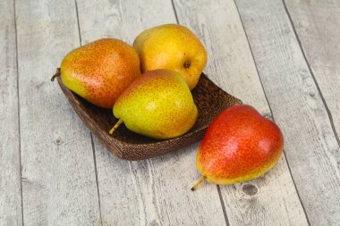 Tahta sepetteki olgun armut yığını.