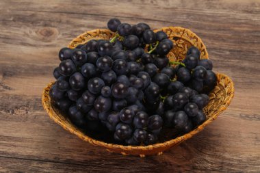 Taze taze tatlı kırmızı üzüm dalında