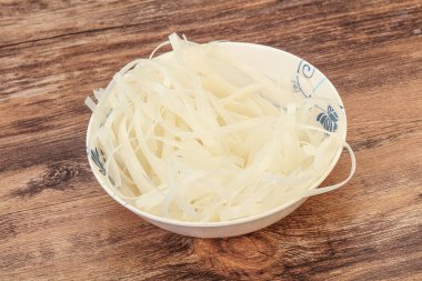 Haşlanmış pirinç eriştesi pişirmeye hazır.