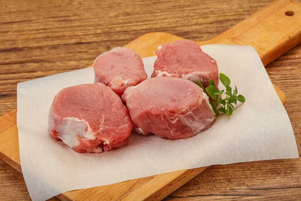 Roh Schweinemedaillon Serviert Rosmarin Zum Kochen — Stockfoto