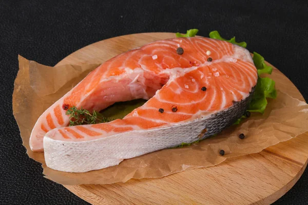 Bistecca Salmone Cruda Con Sale Pepe Pronta Griglia — Foto Stock