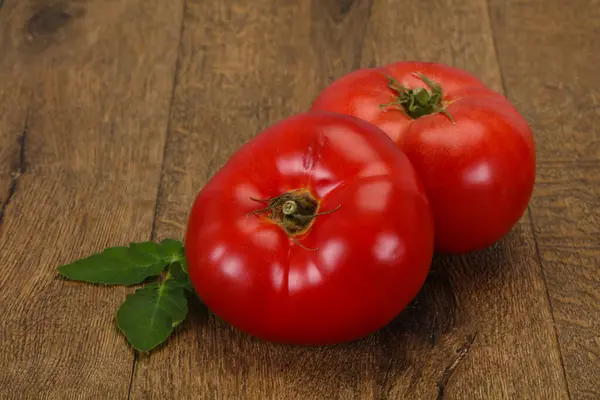 Reife Rote Tomate Über Hölzernen Hintergrund — Stockfoto