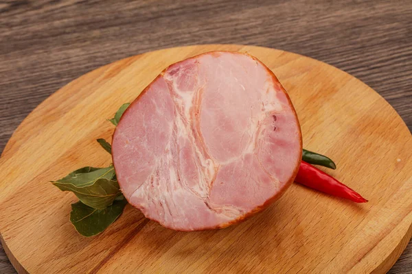 Ham Gesneden Het Bord Geserveerd Laurierbladeren — Stockfoto