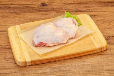 Çiğ tavuk kalçası pişirmeye hazır.