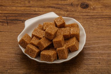 Kahverengi baston şeker yavruları kasede