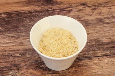 Tabakta çiğ Hint basmati pilavı