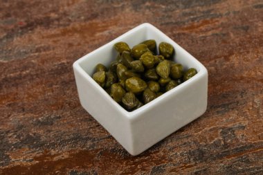 Kasede marine edilmiş kapari.