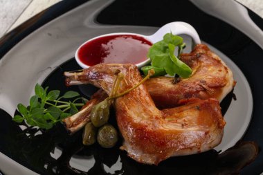 Dut soslu kızarmış tavşan bacağı.