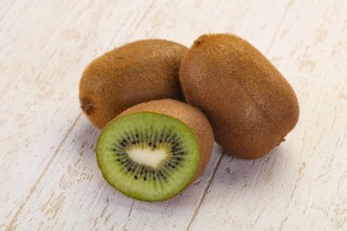 Taze sulu kivi meyvesi 