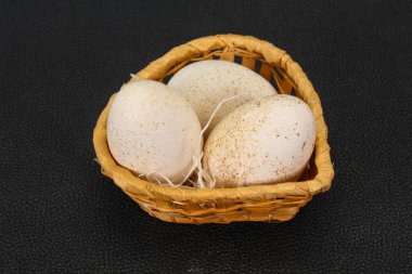 Pişirmeye hazır üç büyük çiğ hindi yumurtası.