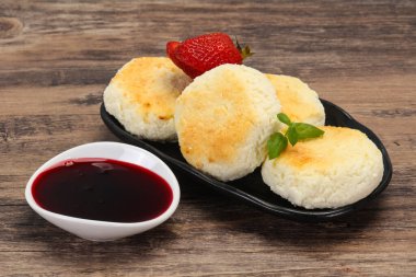 Reçelli krep ve naneli çilek.