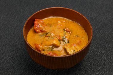 Geleneksel Tayland körili tavuk çorbası ve hindistan cevizi sütü.