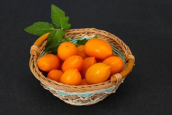 Tahta kasede olgun sarı domates yığını