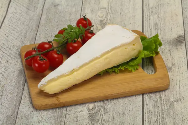 Triângulo Queijo Brie Servido Folhas Salada — Fotografia de Stock