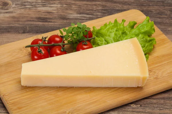 Italský Tradiční Parmezán Sýr Trojúhelník Podávaný Salát — Stock fotografie