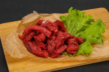 Çiğ et dilimlenmiş, pişirmeye hazır.