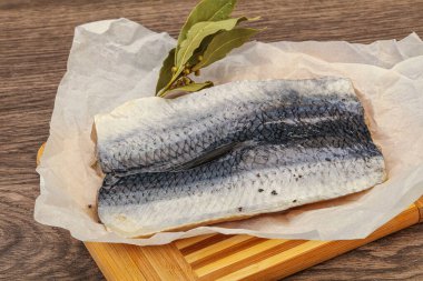 Güvertede deri ve baharatlı ringa filetosu.