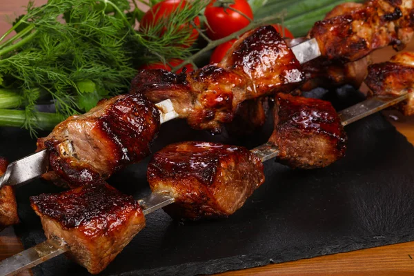 Pork Shashlik Kebab Pada Tongkat Disajikan Herbal — Stok Foto