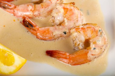 Krema soslu karides ve roka