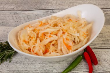 Salamura lahana - kekik ve biberiye ile lahana turşusu