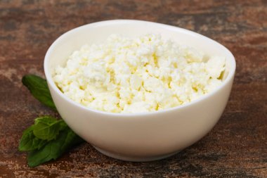 Doğal süzme peynir nane yaprağı sunar.