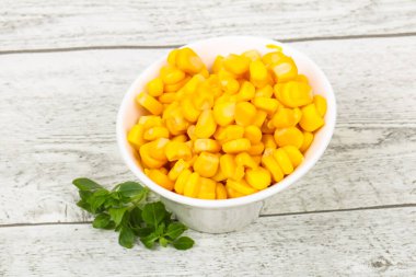 Genç tatlı mısır kasesinde