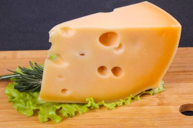 Tahtadaki Maasdam peyniri salata yaprakları ve biberiye servis ediyordu.