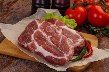 Çiğ domuz boyunlu biftek pişirmeye hazır.