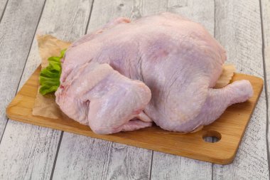 Çiğ tavuk pişirmeye hazır.