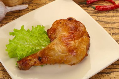 Çıtır çıtır kızarmış tavuk budu.