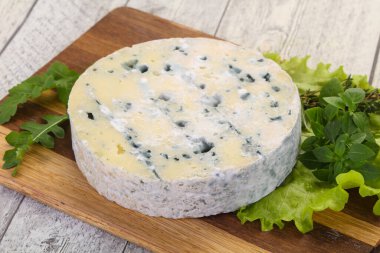 Salata ve fesleğenli yuvarlak mavi peynir.