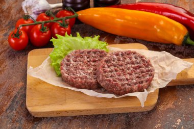 Çiğ burger pirzolası ızgara için hazır.