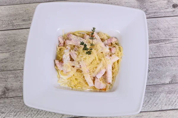 Tészta Carbonara Sonkával Sajttal Felszolgált Kakukkfű — Stock Fotó