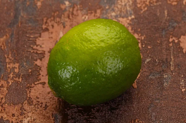 Limão Verde Maduro Sobre Fundo Madeira — Fotografia de Stock