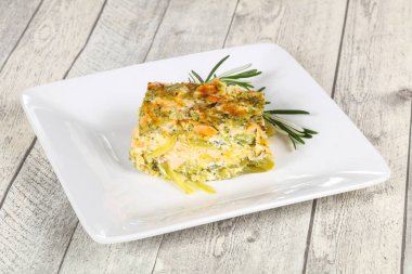 Somon ve brokolili güveç. Biberiye.