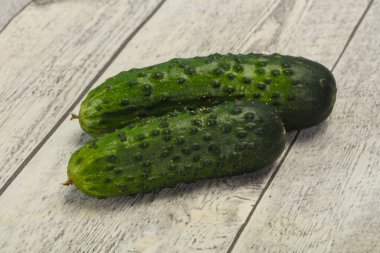 Taze taze iki salatalık vejetaryen için hazır.