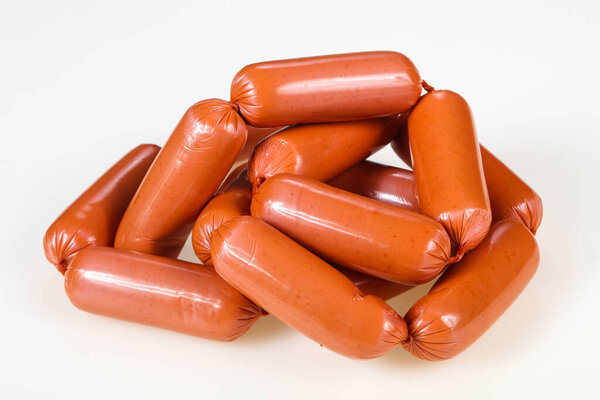 Вкусные мясные колбаски готовы к употреблению на белом фоне
