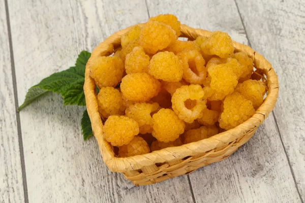 Zoete Rijpe Smakelijke Gele Framboos Met Blad — Stockfoto