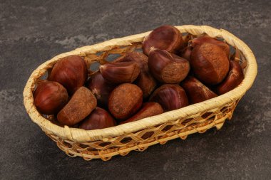 Kestane yığını ahşap arka planda.