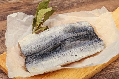 Güvertede deri ve baharatlı ringa filetosu.