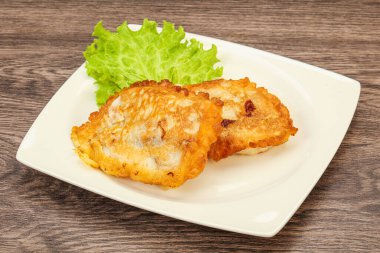 Ekmeğin içinde kızarmış morina balığı