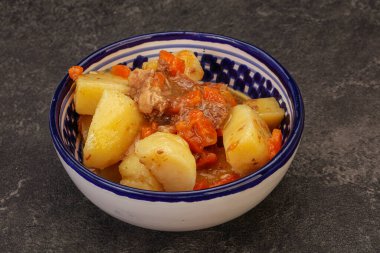 Soslu ve sebzeli kızarmış patates ve biftek.