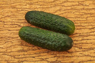 Arka planda iki salatalık var.