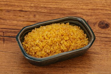 Vejetaryen mutfağı. Kasede pişirmek için kuru bulgur.