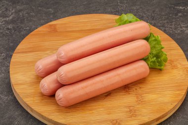 Lezzetli et sosisleri güverteye yığılmış.