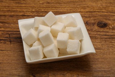 Rafine edilmiş beyaz granüllü şeker yavruları kasede.