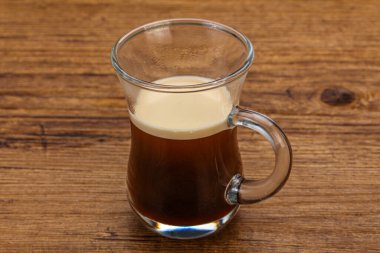 Tahta masanın üzerinde sıcak siyah Espresso kahvesi.