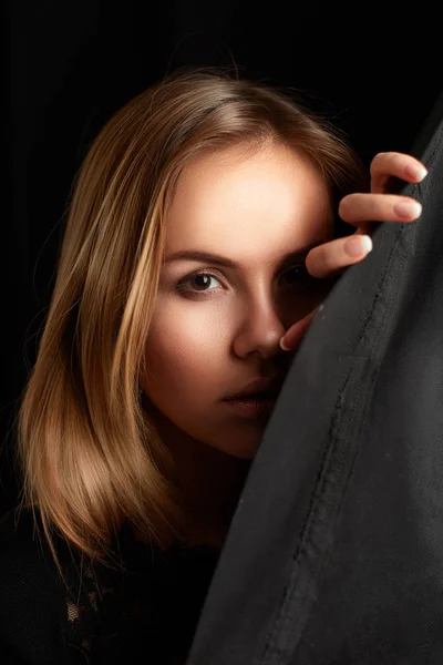 Mladá žena s čistou kůží na černém pozadí — Stock fotografie